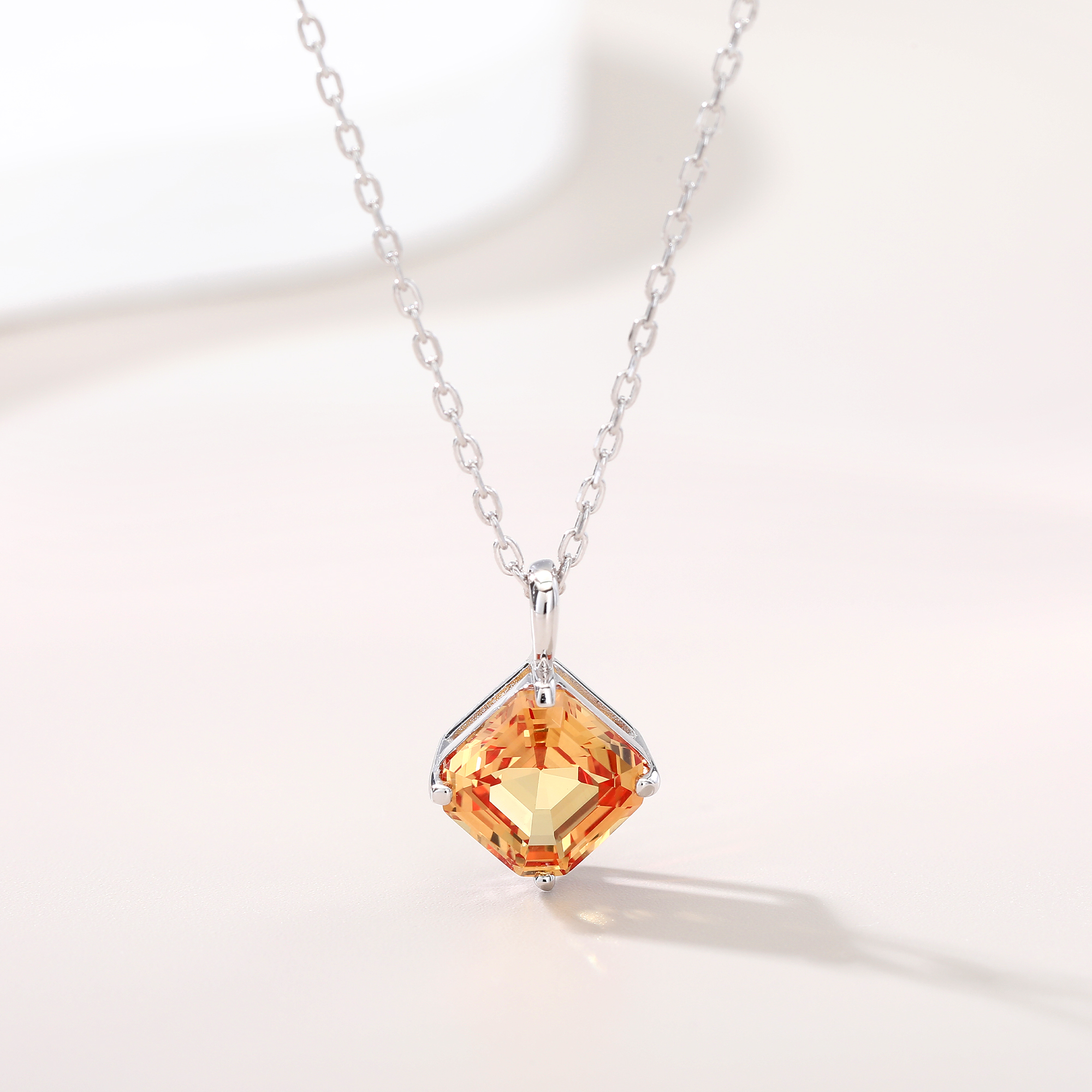 Bezel-Set Diamond-Shaped Small – Bezels Set Pendant recenzja i cena